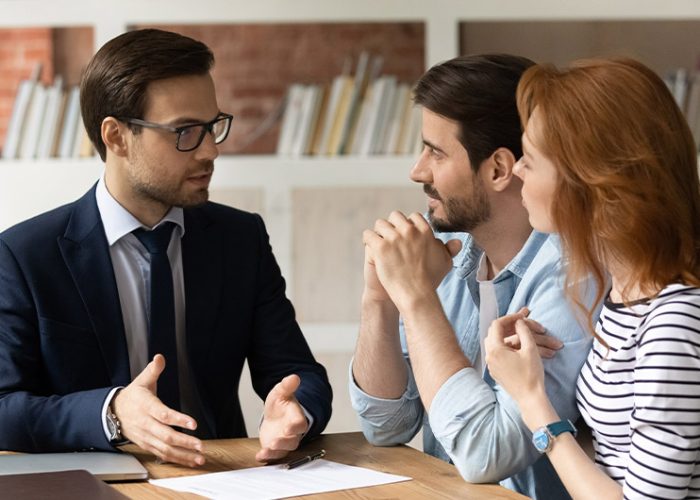 abogado-asesorando-pareja